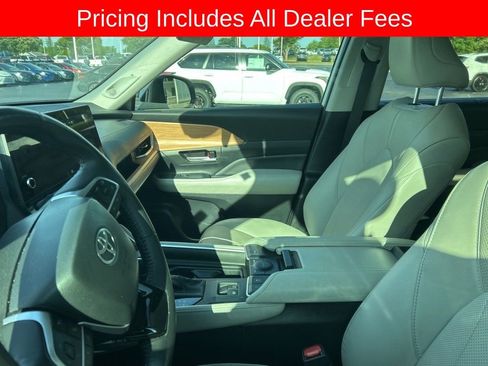 Used 2024 Toyota Grand Highlander FWD image 12