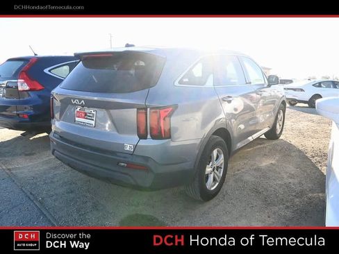 Used 2023 Kia Sorento LX image 4