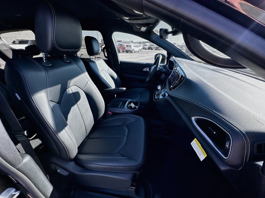 New 2027 Chrysler Pacifica Select AWD/4WD image 35