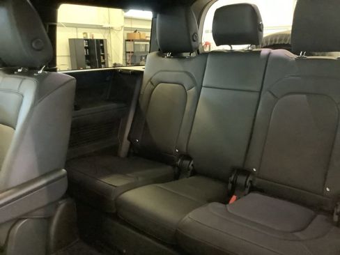 Used 2025 Land Rover Defender 130 X-Dynamic SE AWD/4WD image 21
