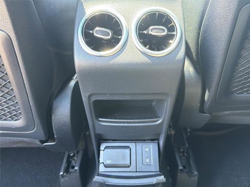Used 2023 Mercedes-Benz GLB 250 4MATIC w/ Premium Package image 22
