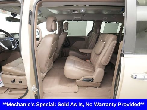 Used 2012 Chrysler Town & Country Touring-L w/ Driver Convenience Group FWD image 18