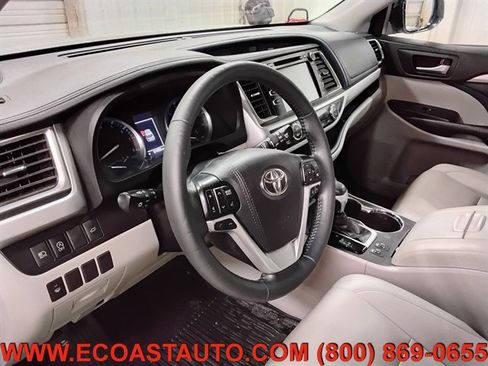 Used 2019 Toyota Highlander XLE image 11