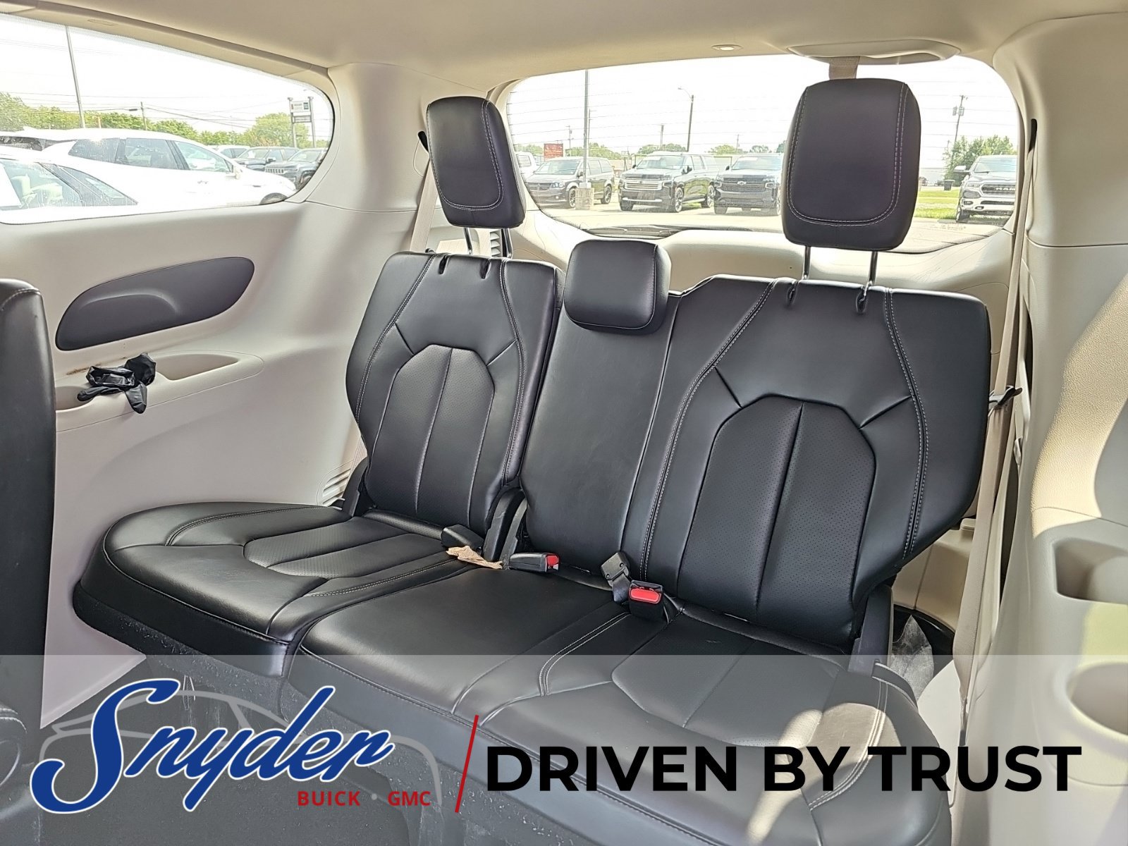 Used 2023 Chrysler Pacifica Touring-L FWD image 14