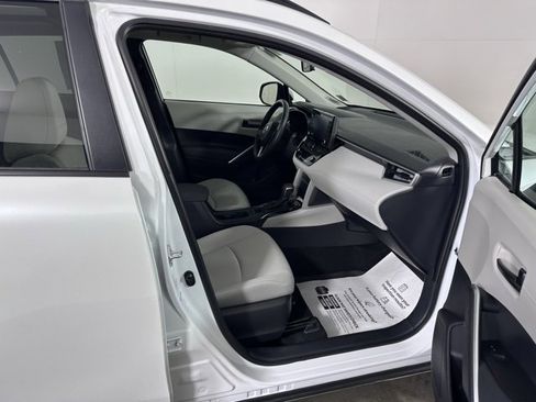Used 2022 Toyota Corolla Cross LE image 11
