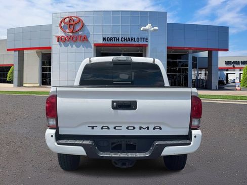 Used 2017 Toyota Tacoma TRD Off-Road w/ Premium & Technology Package AWD/4WD image 6