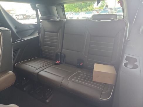 Certified 2025 GMC Yukon Denali Ultimate w/ LPO, Floor Liner Package AWD/4WD image 37