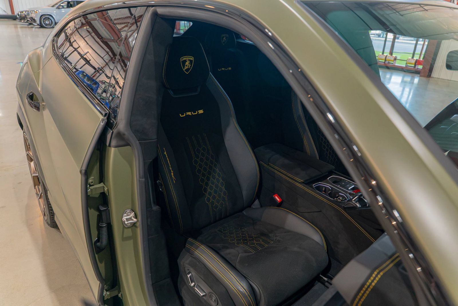 Used 2023 Lamborghini Urus Performante AWD/4WD image 40