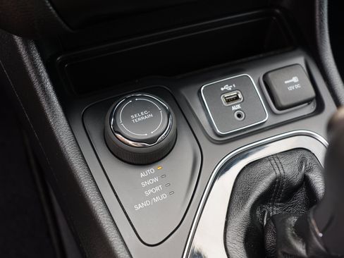 Used 2020 Jeep Cherokee Limited AWD/4WD image 31