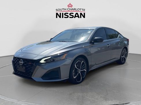 Used 2023 Nissan Altima 2.5 SR w/ SR Premium Package FWD image 3