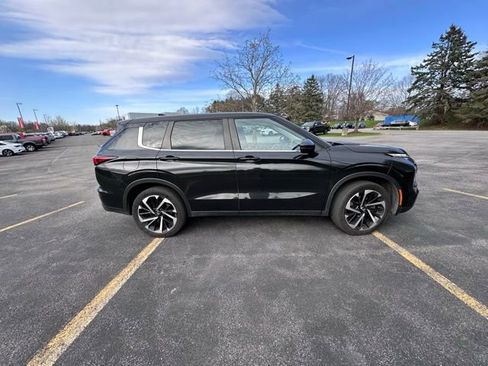 Used 2022 Mitsubishi Outlander ES image 2