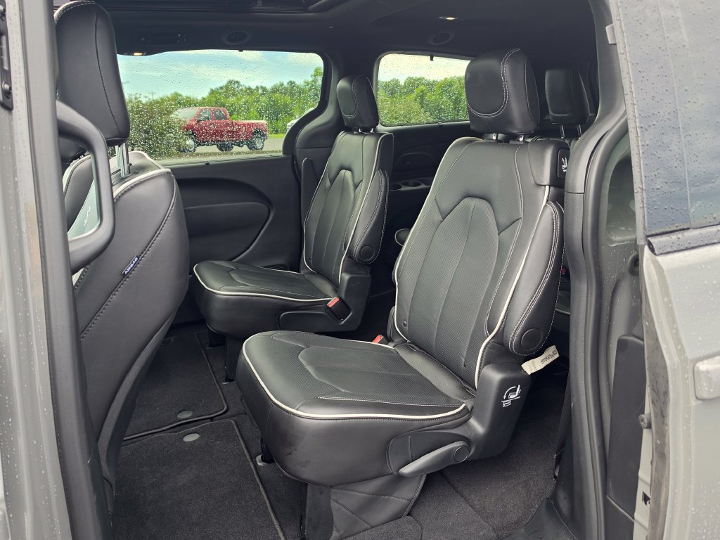 Used 2025 Chrysler Pacifica Limited AWD/4WD image 31