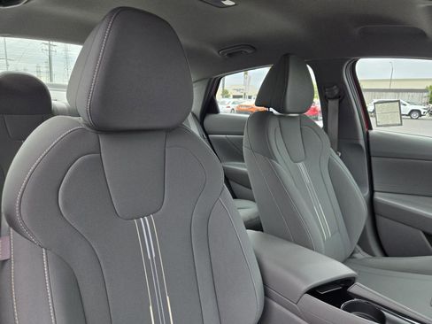 Used 2024 Hyundai Elantra Blue image 31
