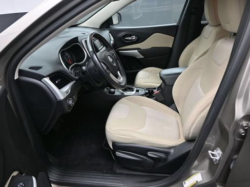 Used 2018 Jeep Cherokee Latitude w/ Cold Weather Group AWD/4WD image 14