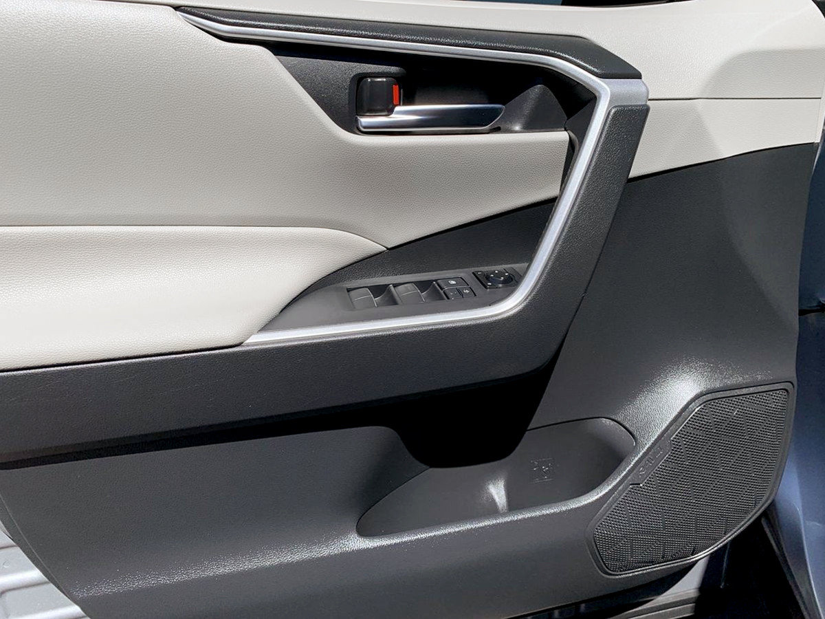 Used 2019 Toyota RAV4 XLE Premium FWD image 14