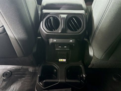 Used 2018 Jeep Wrangler Unlimited Sahara image 22