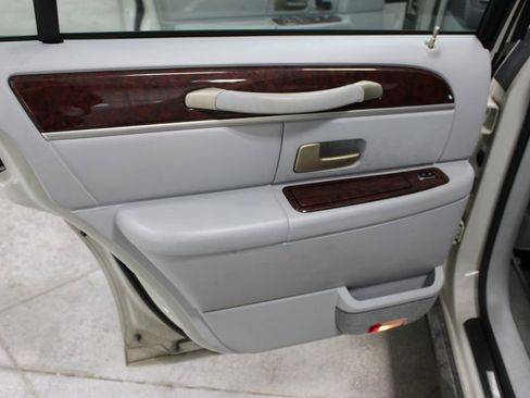 Used 2004 Lincoln Town Car Signature image 34
