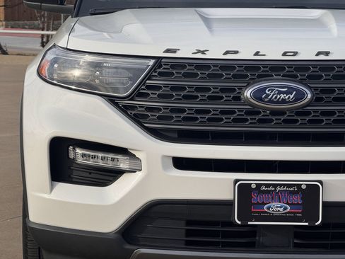Used 2022 Ford Explorer XLT w/ Equipment Group 202A image 8