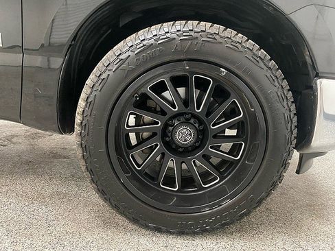 Used 2017 Nissan Titan SV image 19