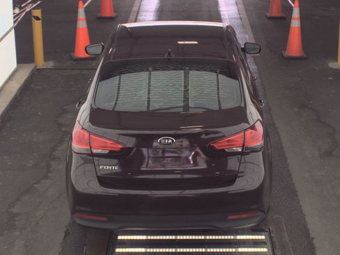 Used 2017 Kia Forte LX image 10