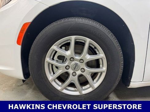 Used 2024 Chrysler Pacifica Touring-L image 36