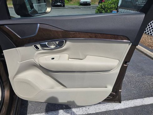 Used 2017 Volvo XC90 T6 Momentum w/ Vision Package AWD/4WD image 17