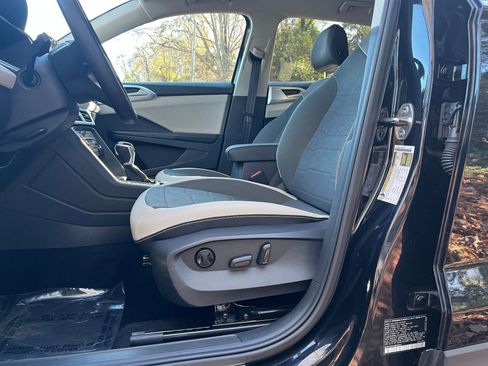 Used 2025 Volkswagen Taos SE image 27