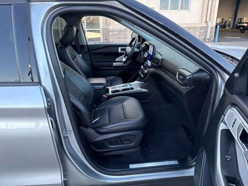 Used 2023 Ford Explorer Limited w/ Limited Technology Package image 15