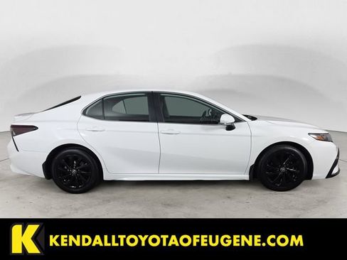 Used 2022 Toyota Camry SE FWD image 4