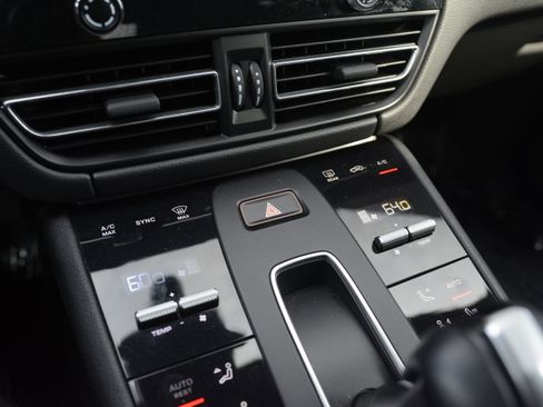 Certified 2022 Porsche Macan S AWD/4WD image 24
