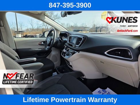 Used 2023 Chrysler Voyager LX image 28