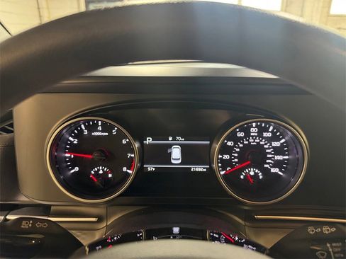 Used 2023 Kia Carnival LX image 16