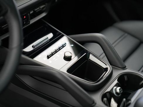 Used 2025 Porsche Cayenne GTS AWD/4WD image 20