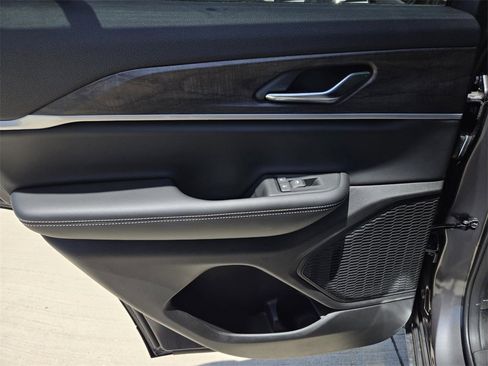 New 2025 Jeep Grand Cherokee Limited image 11