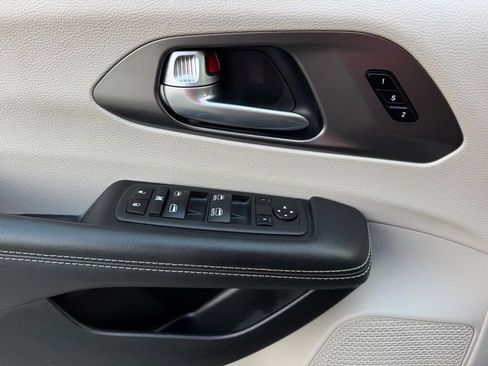 Used 2024 Chrysler Pacifica Touring-L image 38