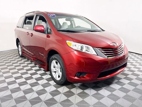 Used 2017 Toyota Sienna LE image 1