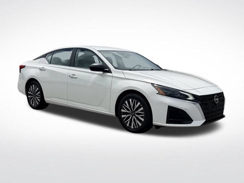 Used 2025 Nissan Altima 2.5 SV FWD image 8