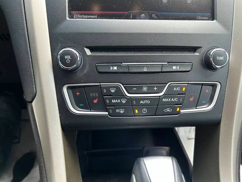 Used 2016 Ford Fusion SE w/ Equipment Group 202A AWD/4WD image 21