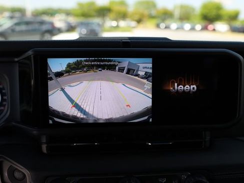 Used 2025 Jeep Wrangler Rubicon w/ Convenience Group AWD/4WD image 23