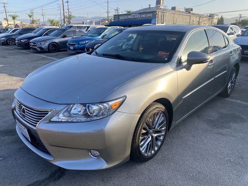 Used 2015 Lexus ES 350 w/ Luxury Package FWD image 2