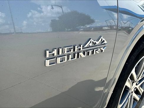 Used 2023 Chevrolet Traverse High Country AWD/4WD image 24
