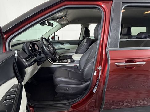 Used 2024 Kia Carnival LX image 10