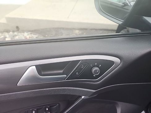 Used 2018 Volkswagen Golf SE image 12