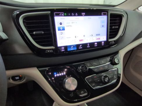 Certified 2024 Chrysler Pacifica Touring-L image 28