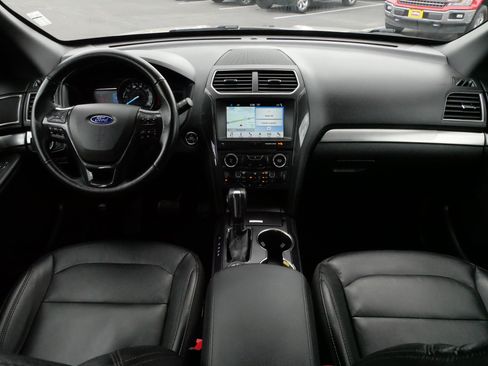 Used 2018 Ford Explorer XLT w/ Equipment Group 202A AWD/4WD image 10