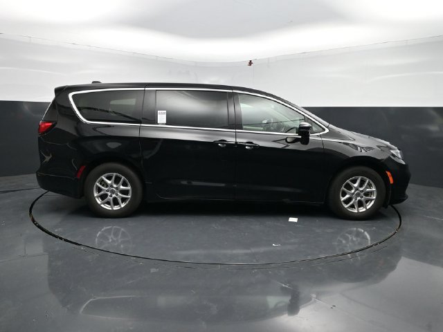 Used 2024 Chrysler Pacifica Touring-L FWD image 10