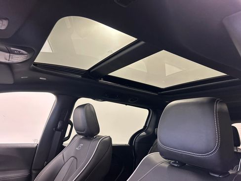 New 2026 Chrysler Pacifica Limited w/ S Appearance Package image 28