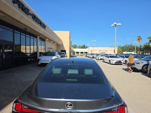 Used 2024 Lexus ES 350 w/ Premium Package FWD image 7