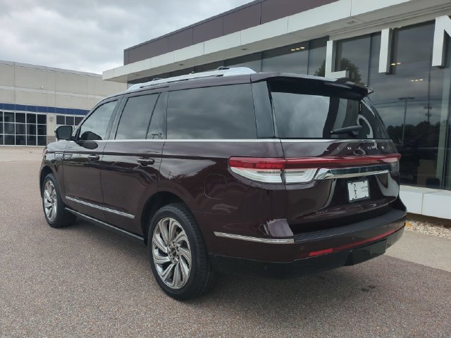 Used 2023 Lincoln Navigator Reserve AWD/4WD image 4