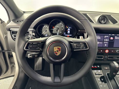 Certified 2025 Porsche Macan image 18
